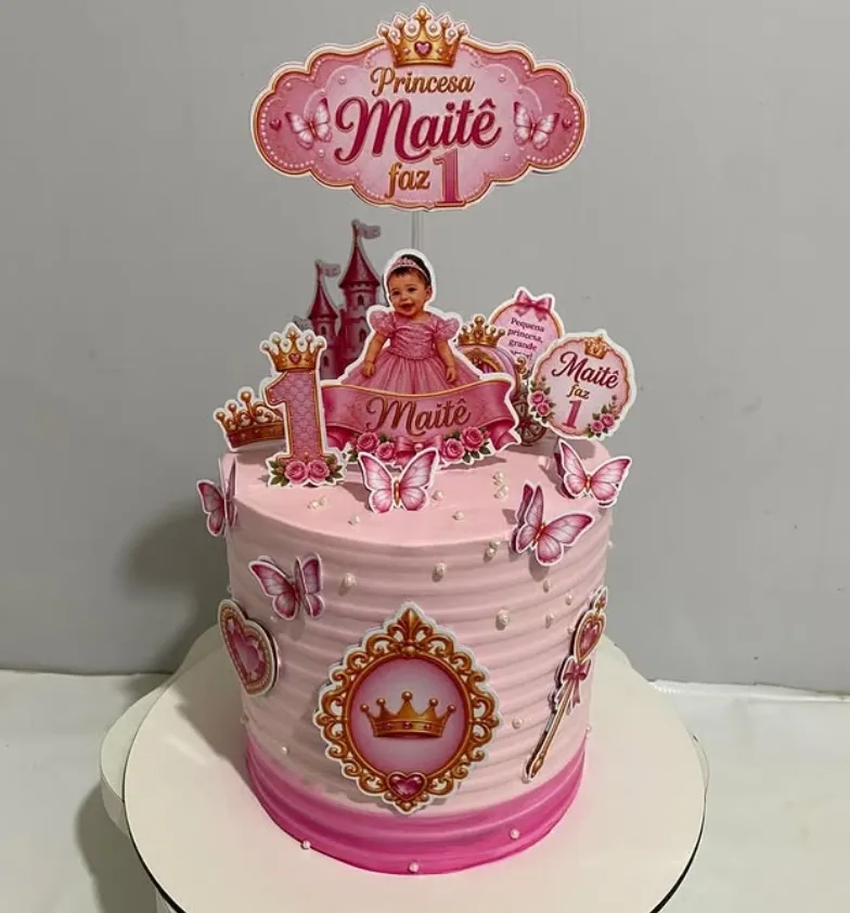 Bolo rosa de princesa com borboletas, coroas e topo com foto da aniversariante